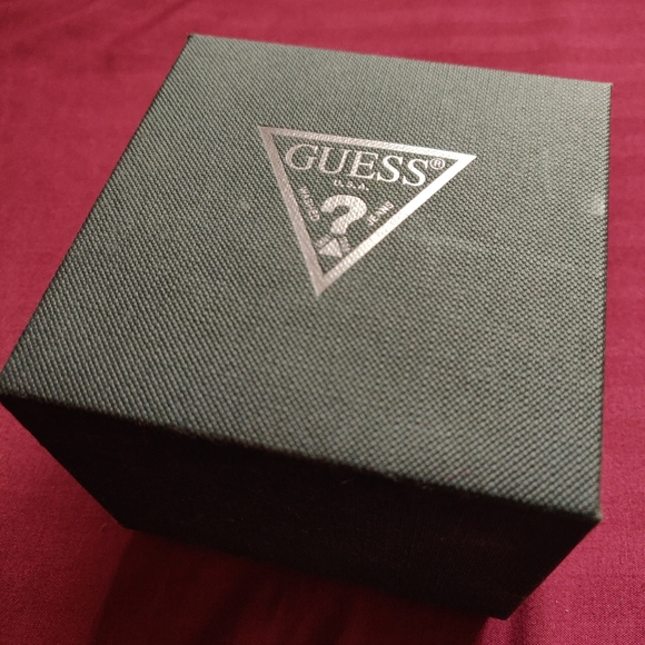 Women's GUESS watch - Picture 2 of 3